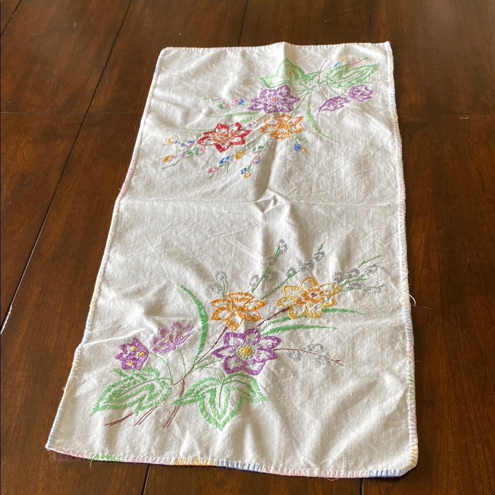 Vintage Hand Embroidered Floral Table Runner!